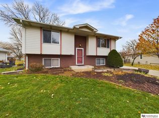 620 W R Street Cir, Lincoln, NE 68528