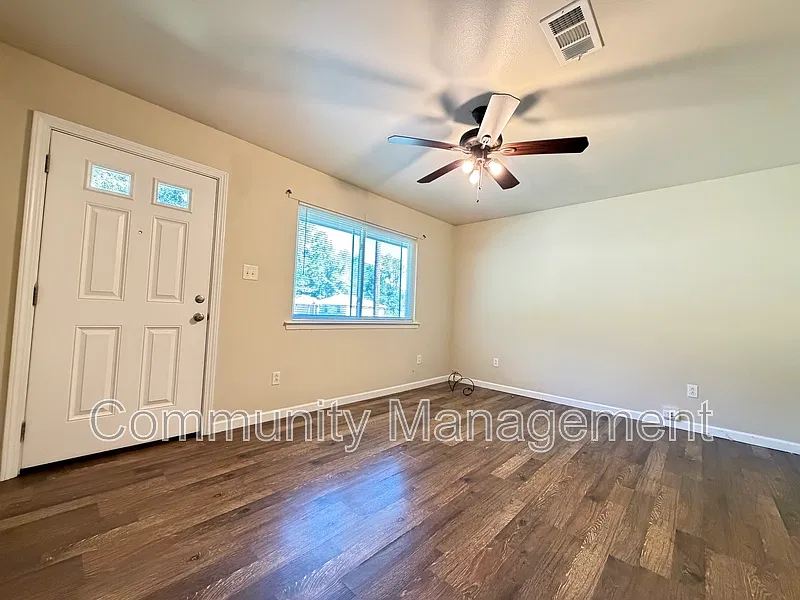 2 bed, 1.0 bath, 1100 sqft, $1,200 — Photo 4
