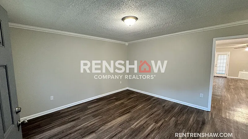 5 bed, 2.5 bath, 2331 sqft, $1,595 — Photo 2