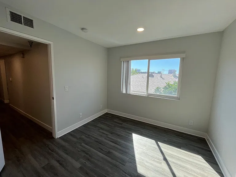 110 S Sweetzer Ave — Photo 61
