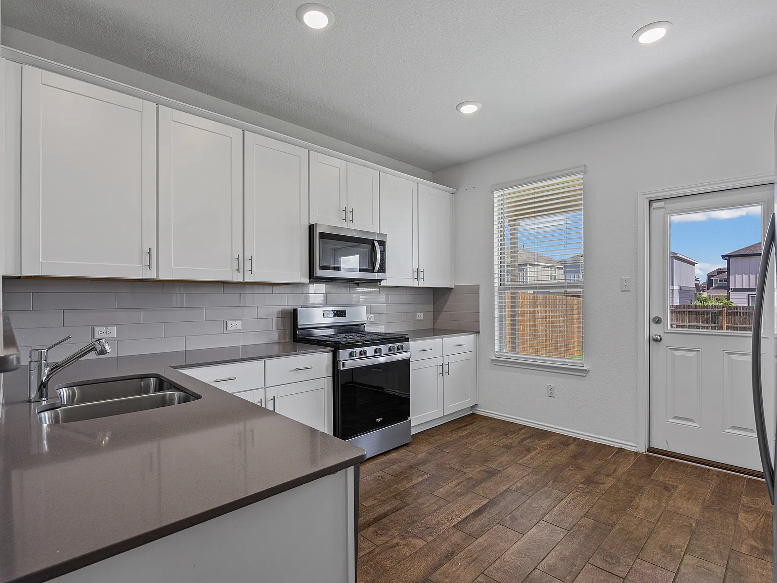 4 bed, 2050 sqft, $2,300 — Photo 4