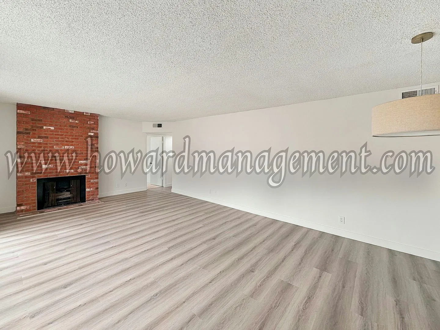 Elegant upper condo with balcony and fireplace walking distance to the beach. — Photo 4