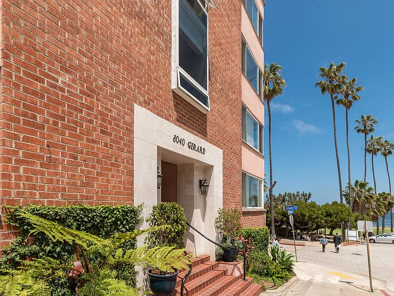 Steps away from La Jolla shores