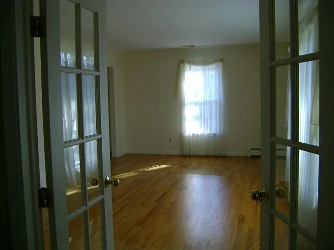 7 Room Colonial for rent in Huntington — Photo 4