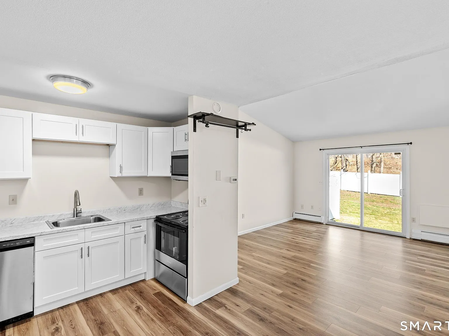 2 bed, 1.0 bath, 952 sqft, $2,050 — Photo 3
