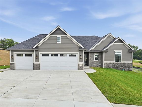 2nd image of 805 Oak Ridge Ln