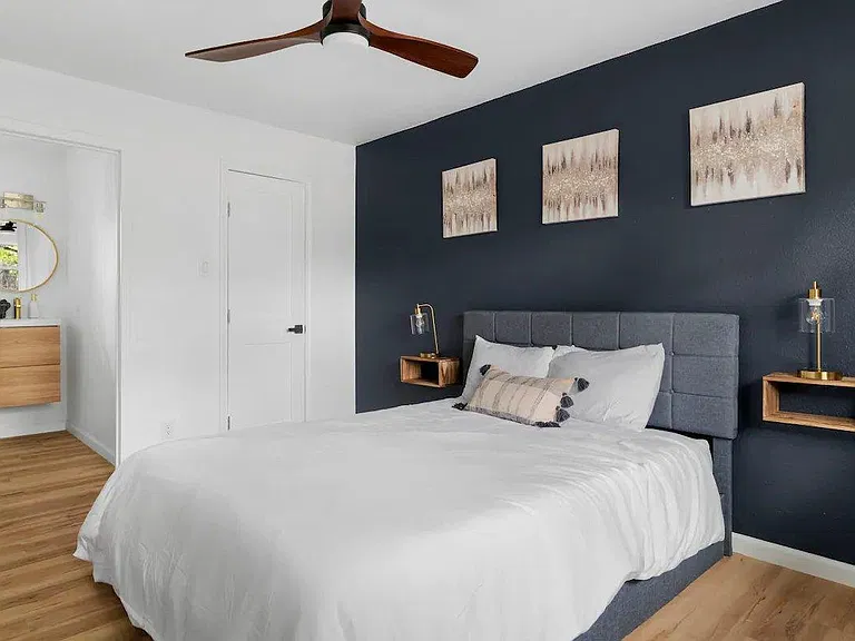 2204 Delcrest Dr — Photo 3