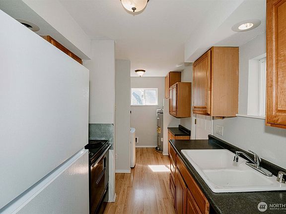 4th image of 2220 Summit Avenue