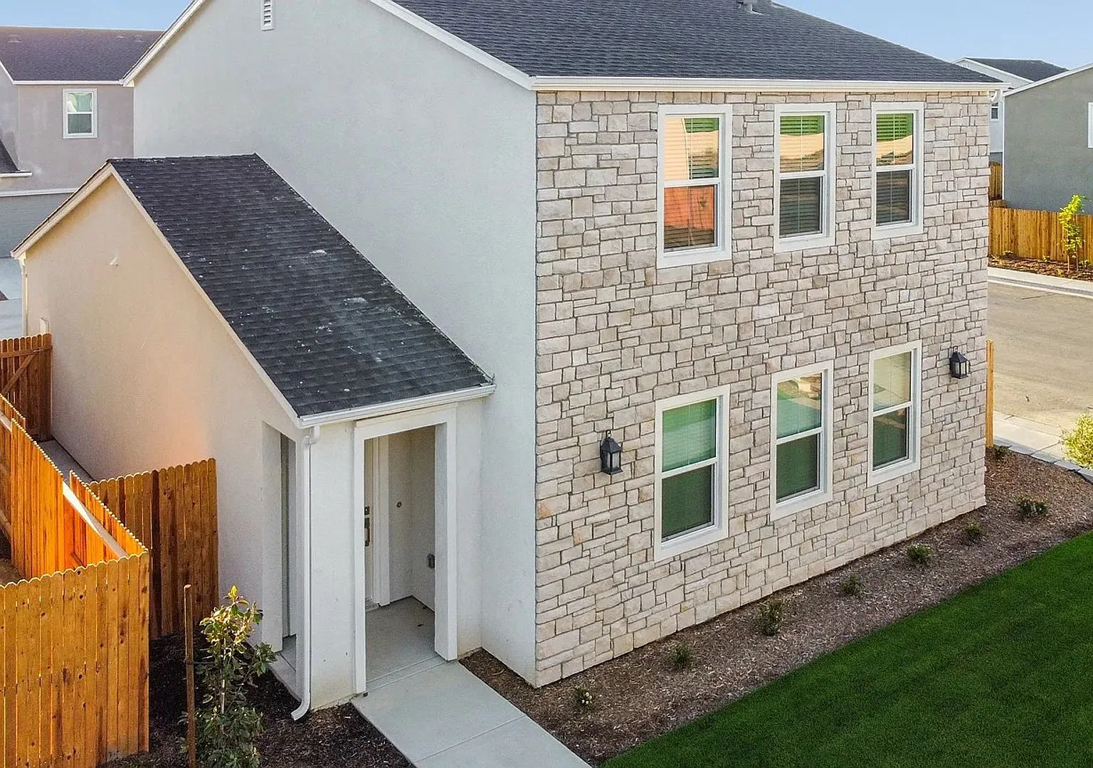 Brand-New 3BD/2.5BA Home in Southwest Bakersfield Modern Finishes, Solar & 2-Car Garage — Photo 3