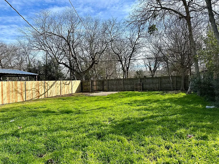 2712 Mitchell Ave — Photo 2