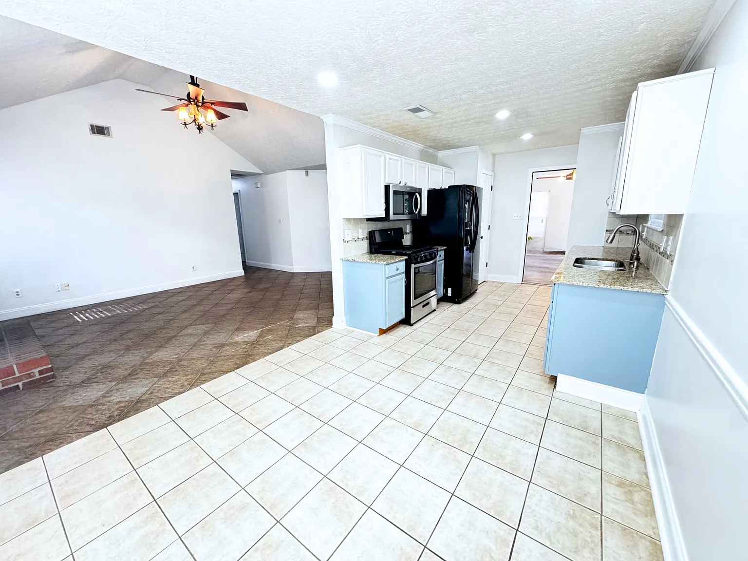 3 bed, 1238 sqft, $2,100 — Photo 3