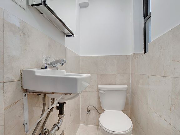 5th image of 209 E 10th St APT 8