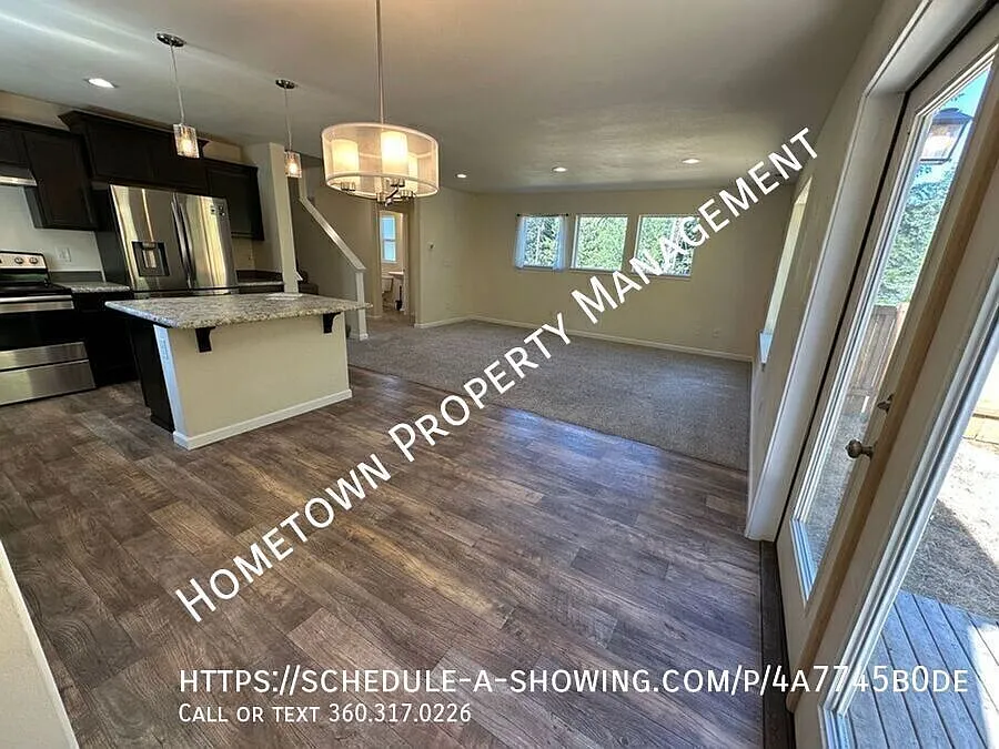 3 Bedroom Home on an Acre of Land with Air Conditioning! — Photo 3
