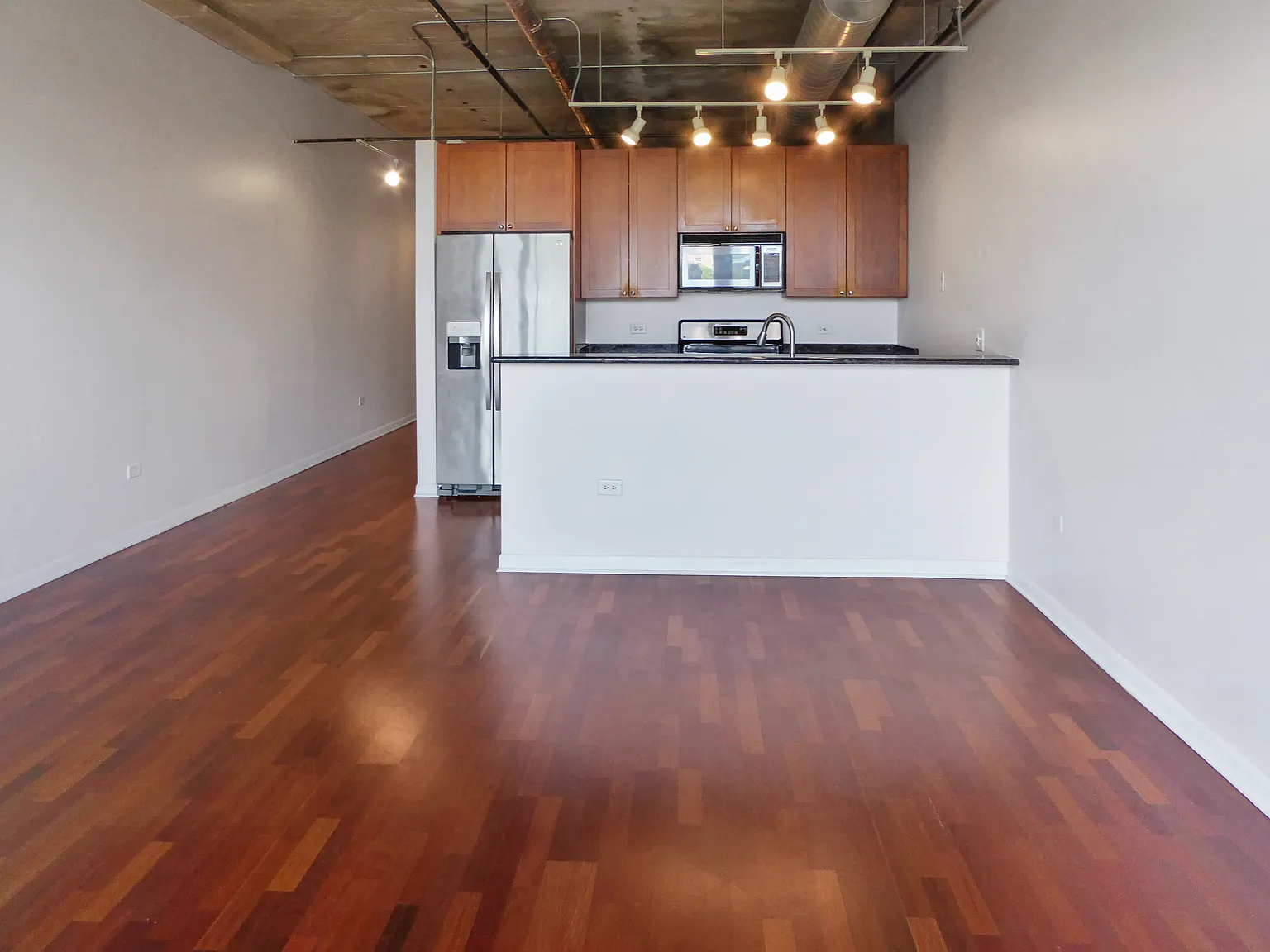 2 bed, 1000 sqft, $2,150 — Photo 2