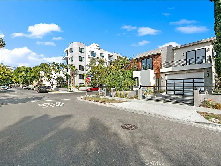 454 S Holt Ave — Photo 2