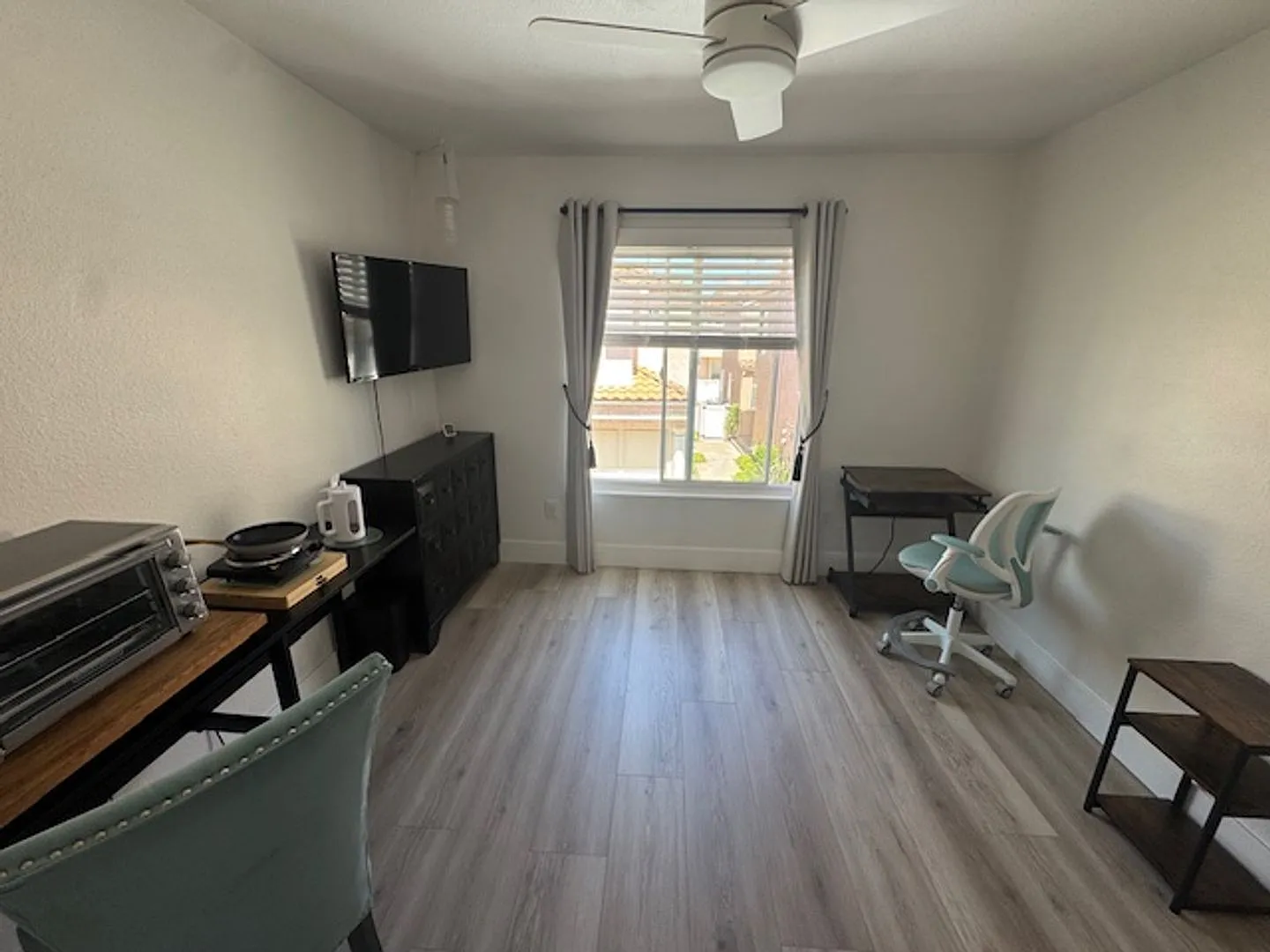 Furnished Bedroom rental with Bonus Kitchenette and office room — Photo 4