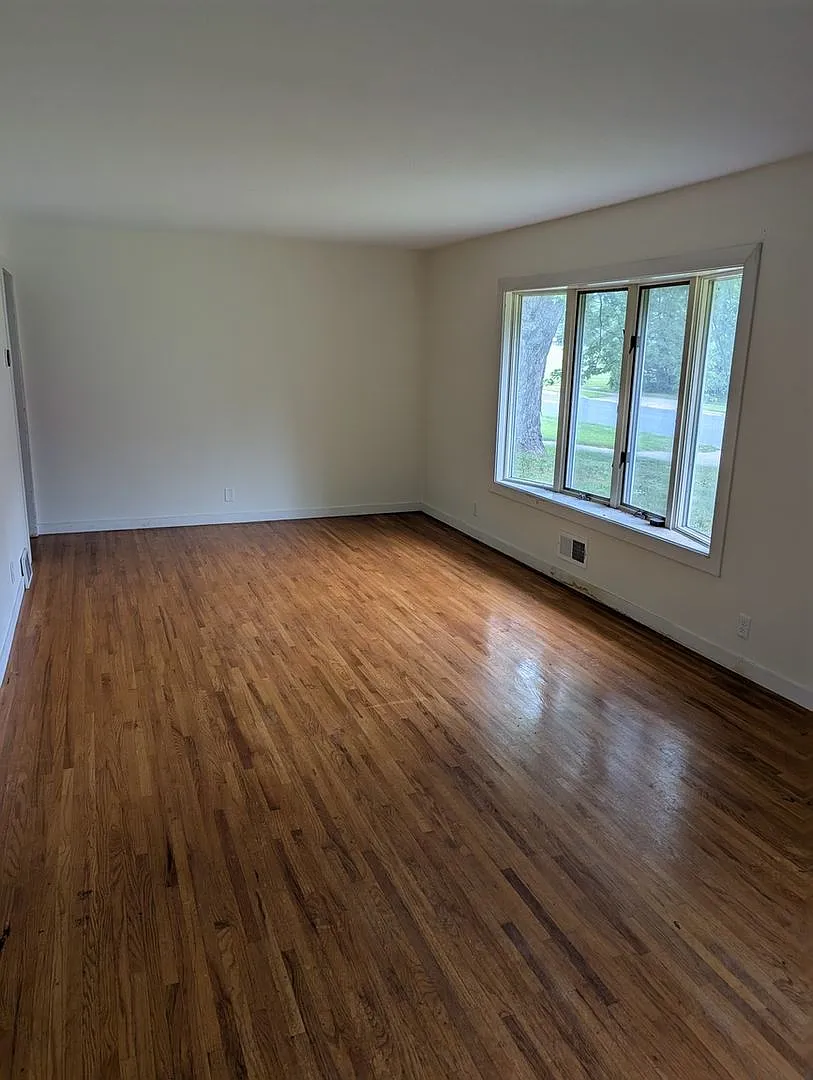 Spacious 5BR House in Bloomington — Photo 4