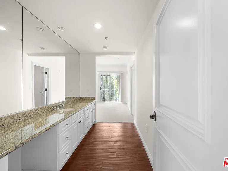 837 Crenshaw Blvd #301 — Photo 32