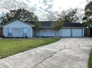 217 Anglewood Ct, Angleton, TX 77515