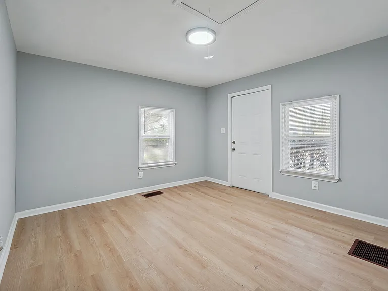 562 Grant St SW — Photo 5