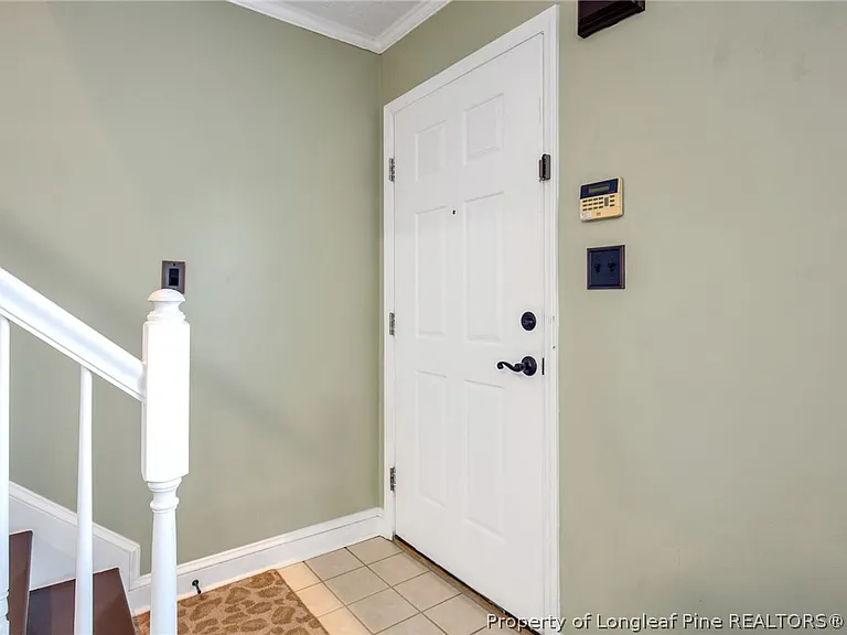 425 Cityview Ln — Photo 4