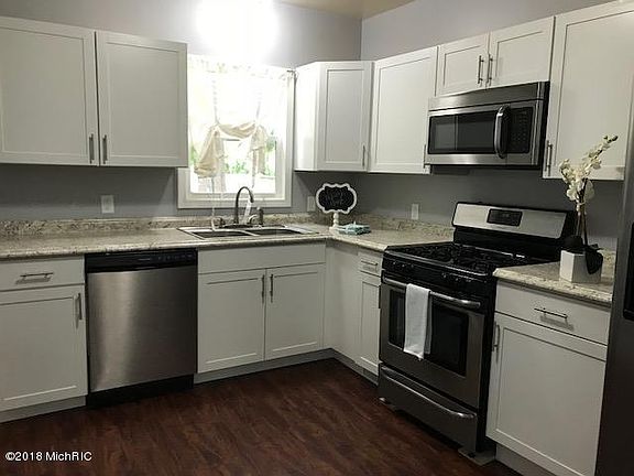 3rd image of 558 Highland St SE