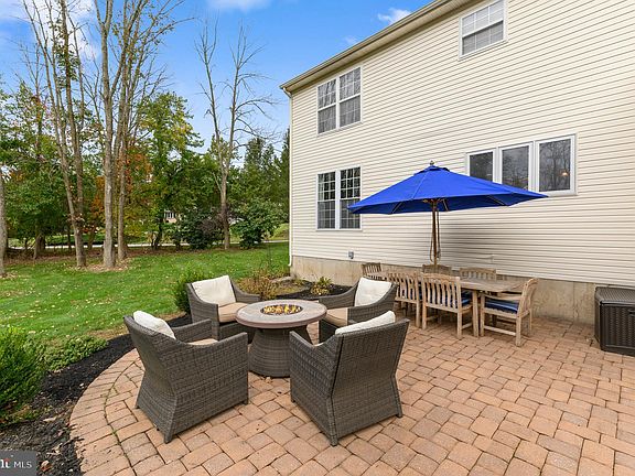 4th image of 14 Jasper Ln