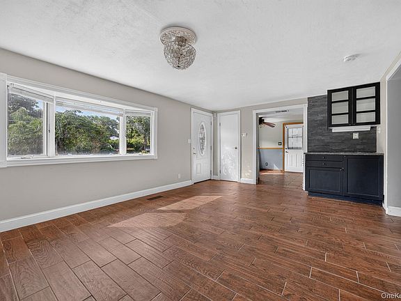 3rd image of 20 Revere Circle