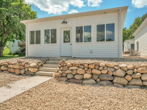 1502 Dundee Ave, Spirit Lake, IA 51360