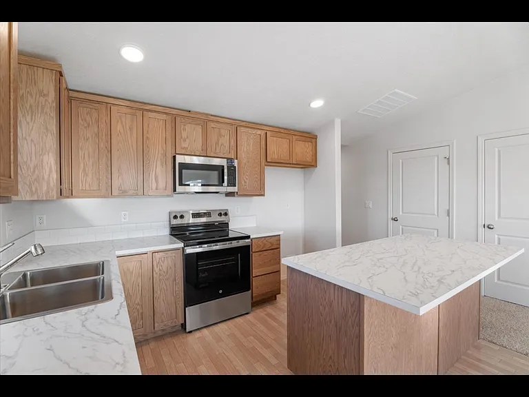 925 SE Starview Ave — Photo 5