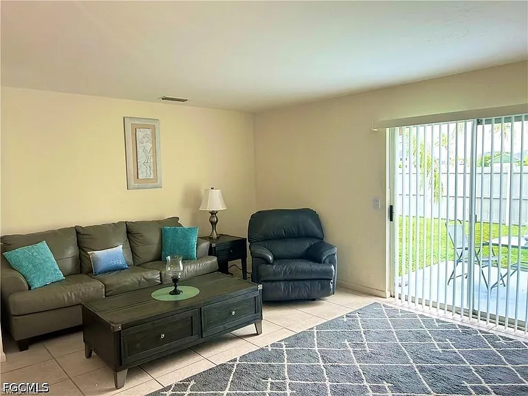 1005 SW 48th Ter #7 — Photo 4