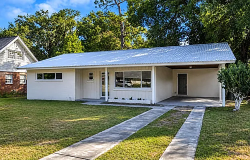 2211 Laurel St Photo 1