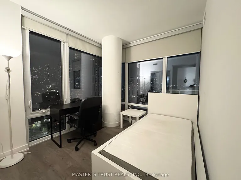 501 Yonge St #2105 — Photo 3