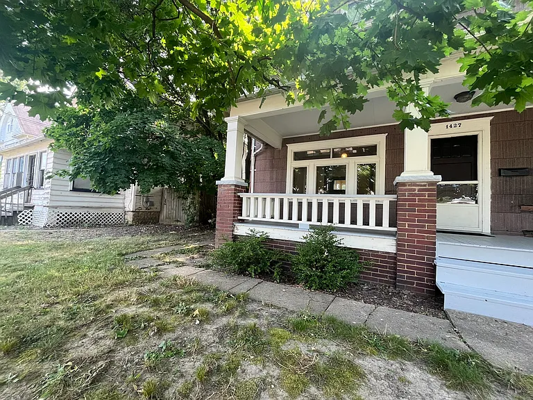 1427 S Linden Ave — Photo 2