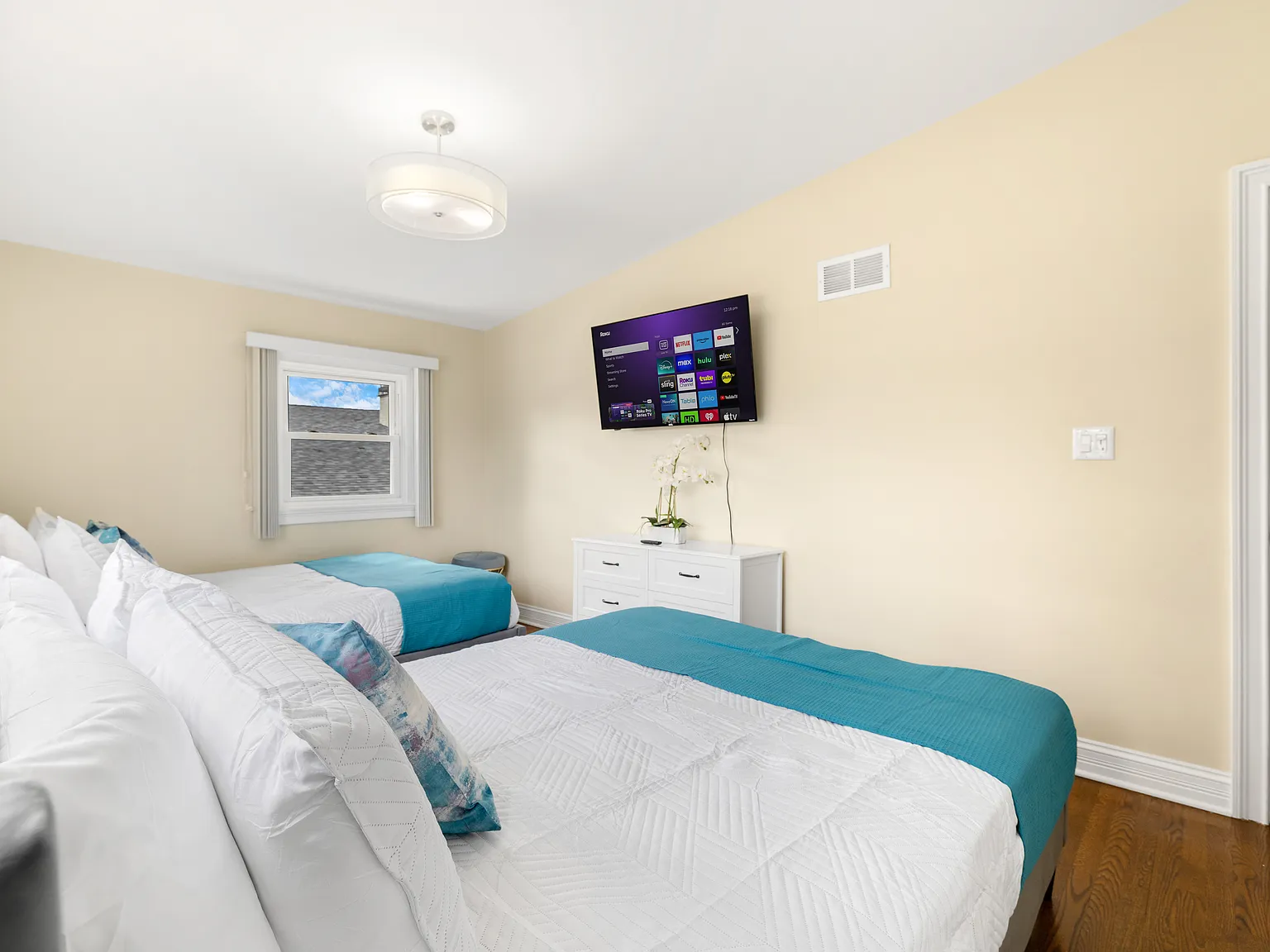 4 bed, 1800 sqft, $11,900 — Photo 3