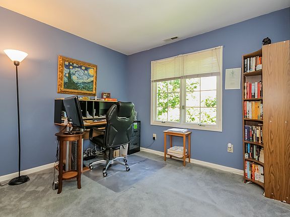 4th image of 302 Chestnut Dr Unit 302