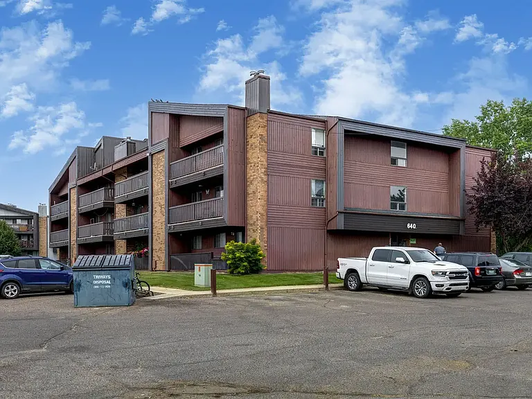 640 Robert St E — Photo 27