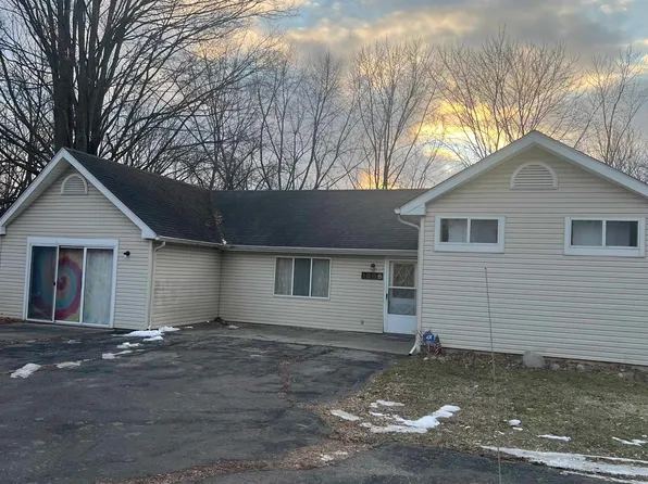 1008 S Bridge St, Linden, MI 48451