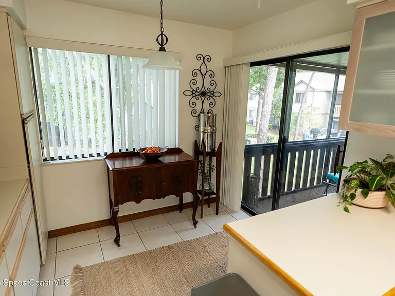 605 Saint Albans Ct #18H — Photo 11