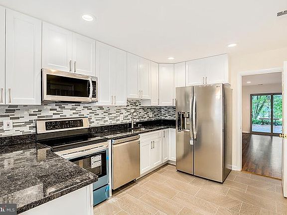 Spacious eat-in kitchen