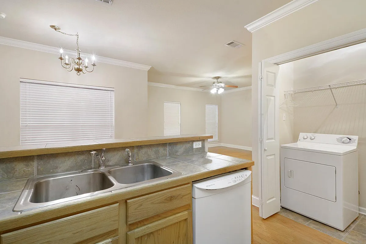 Building Photo - 4625 Burbank Dr #601