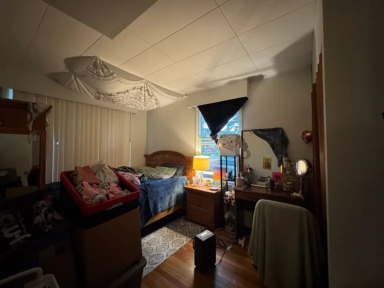 5 Bed 1.5 Bath in Fairhaven Close to Everything On a Bus Line — Photo 15