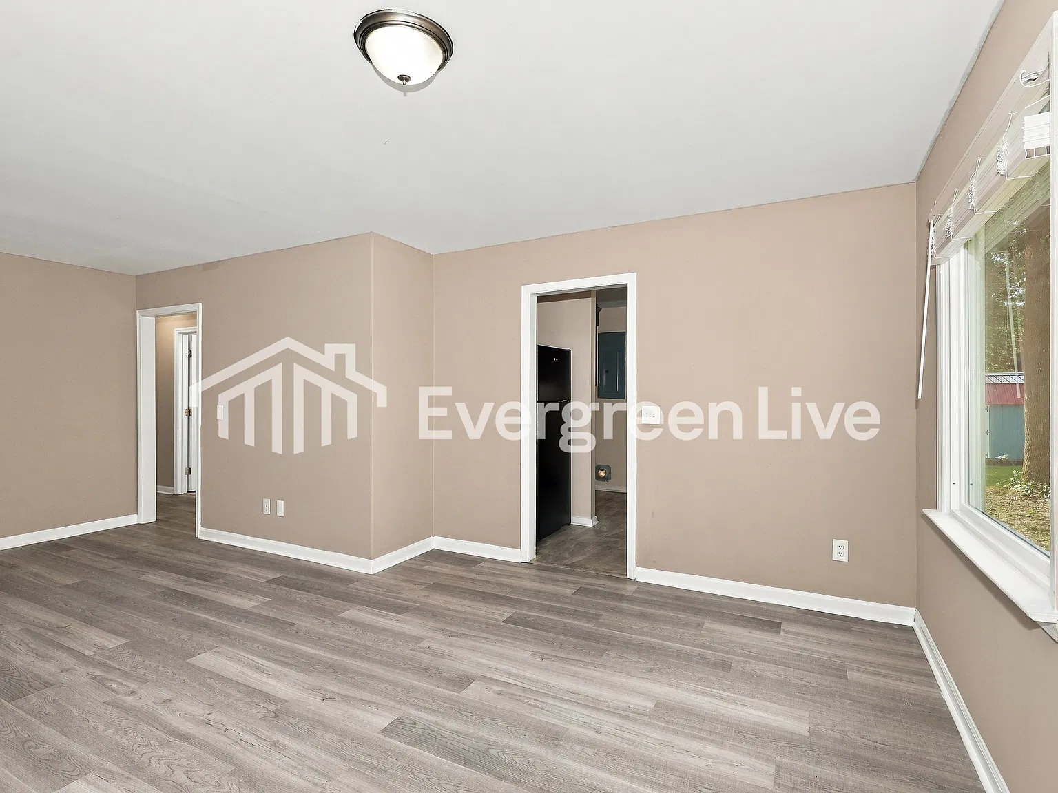 4 bed, 2.0 bath, 1600 sqft, $1,595 — Photo 2