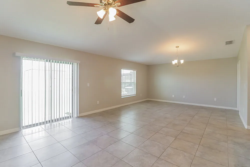3 bed, 2.0 bath, 1561 sqft, $2,005 — Photo 4
