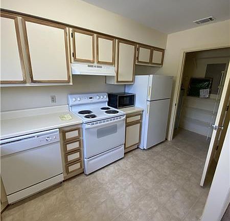 5th image of 410 1/2 E Hall St