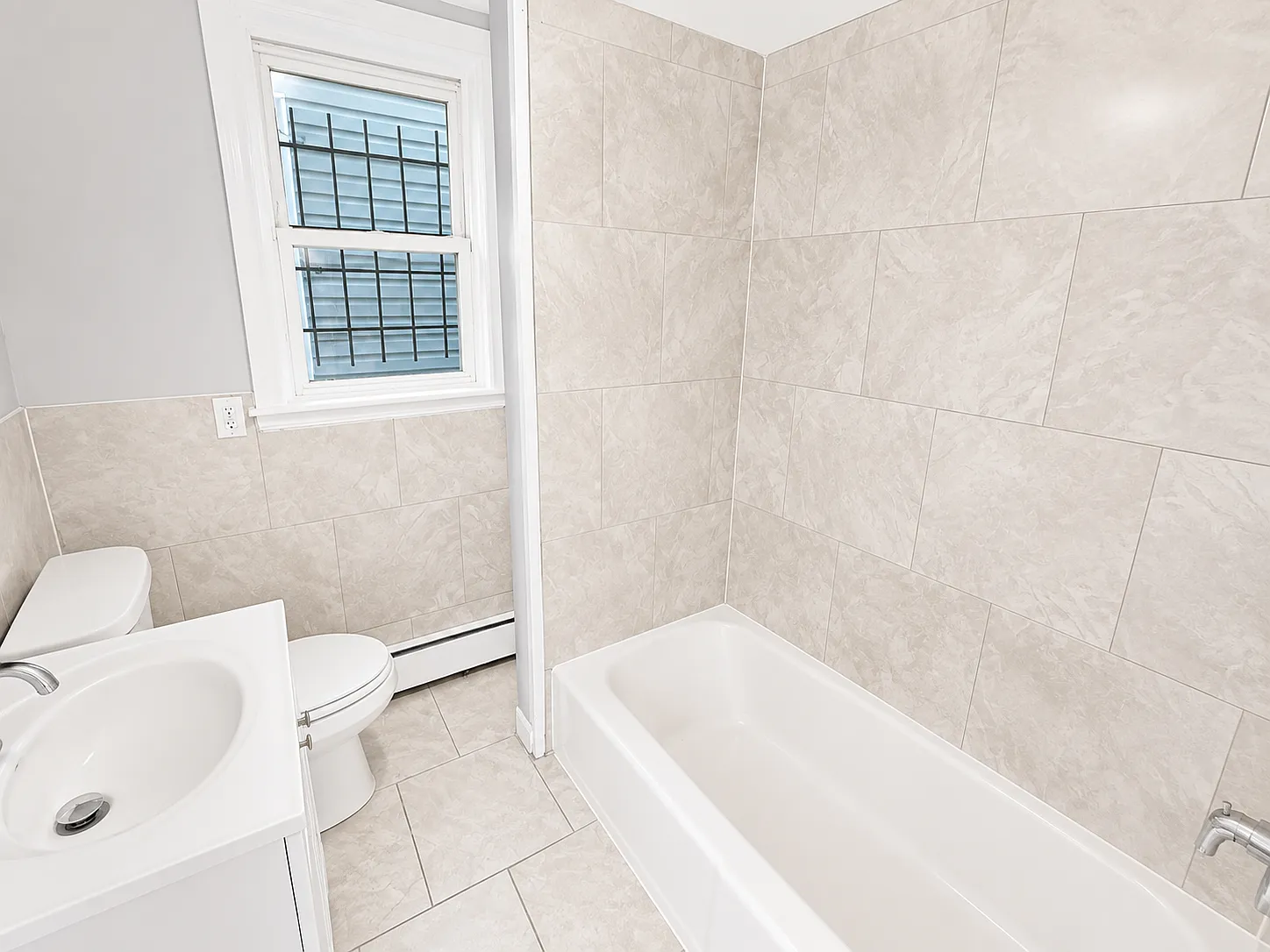 4 bed, 1.5 bath, 1350 sqft, $2,145 — Photo 4