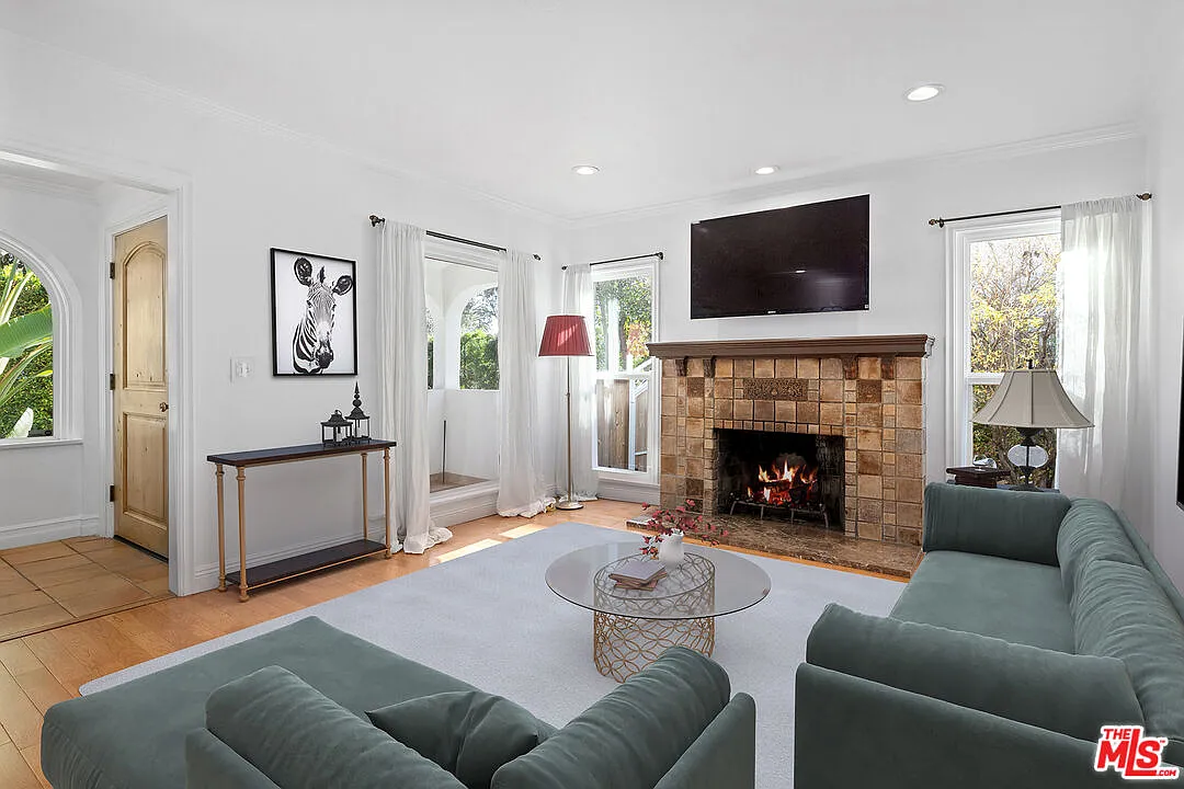3 bed, 3.0 bath, 2200 sqft, $9,950 — Photo 4
