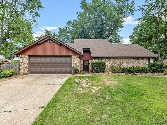 2nd image of 907 S Oakhill Dr