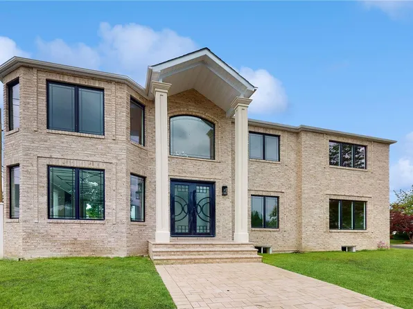 2 Tanager Lane, Hicksville, NY 11801