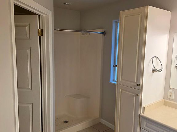 Main bedroom's bathroom